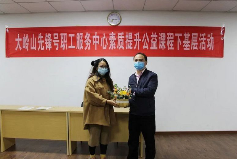 以花为诗，品味生活 | 大岭山先锋职工服务中心走进游艇会yth0008开展插花培训活动。