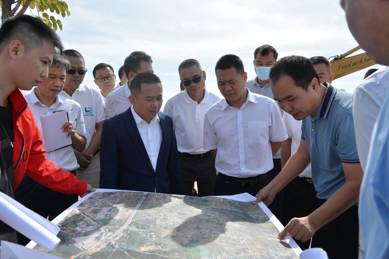廉江市领导深入游艇会yth0008产业园推进重点项目建设